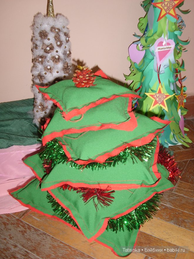 В библиотеку … за новогодним настроением! Поделки елочки своими руками