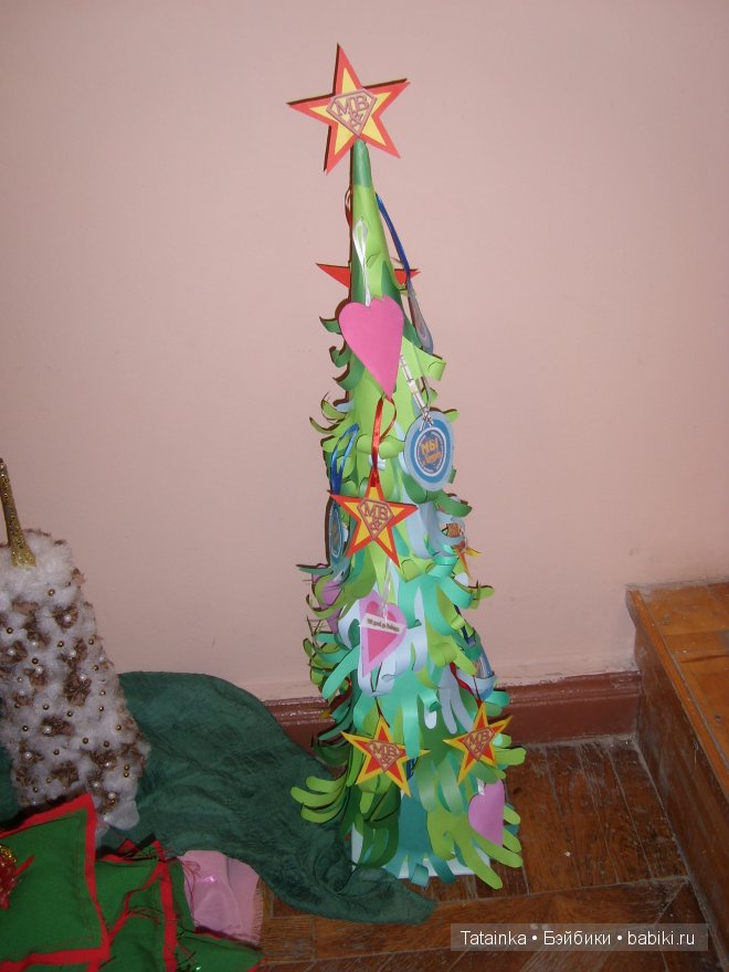 В библиотеку … за новогодним настроением! Поделки елочки своими руками
