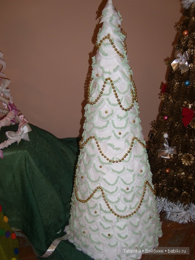 В библиотеку … за новогодним настроением! Поделки елочки своими руками