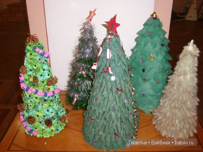 В библиотеку … за новогодним настроением! Поделки елочки своими руками