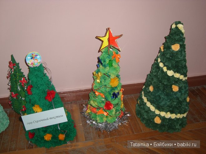 В библиотеку … за новогодним настроением! Поделки елочки своими руками