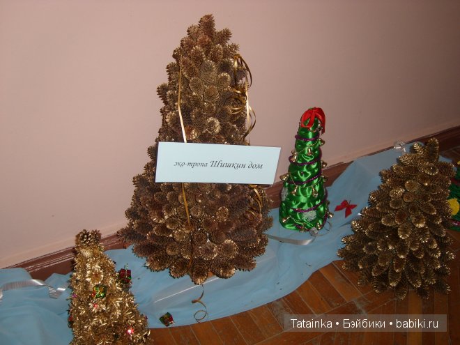 В библиотеку … за новогодним настроением! Поделки елочки своими руками