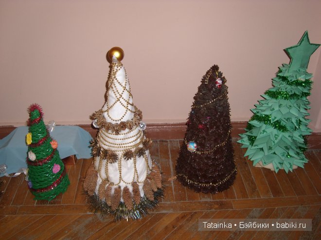 В библиотеку … за новогодним настроением! Поделки елочки своими руками