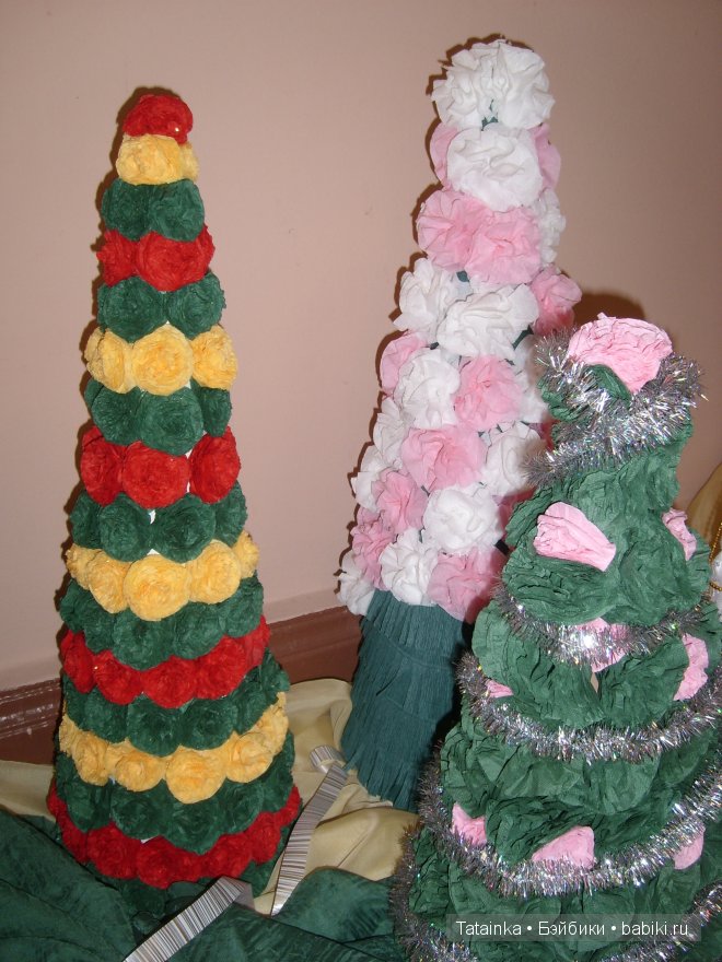 В библиотеку … за новогодним настроением! Поделки елочки своими руками