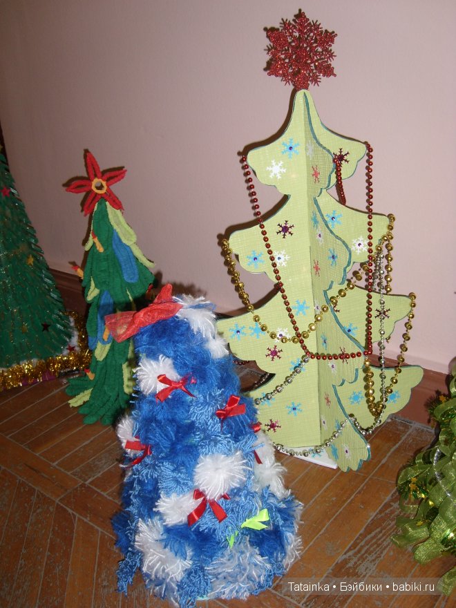 В библиотеку … за новогодним настроением! Поделки елочки своими руками