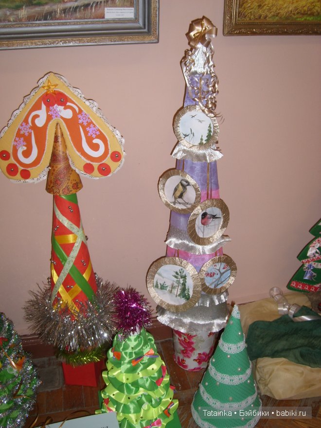 В библиотеку … за новогодним настроением! Поделки елочки своими руками