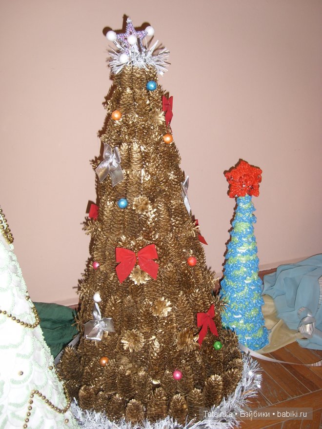 В библиотеку … за новогодним настроением! Поделки елочки своими руками