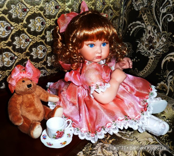 Чудесная девочка с чашечкой в руках