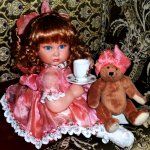 Чудесная девочка с чашечкой в руках