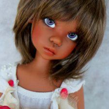 Прекрасная Мисси в светлом и кофейном цвете от Kaye Wiggs