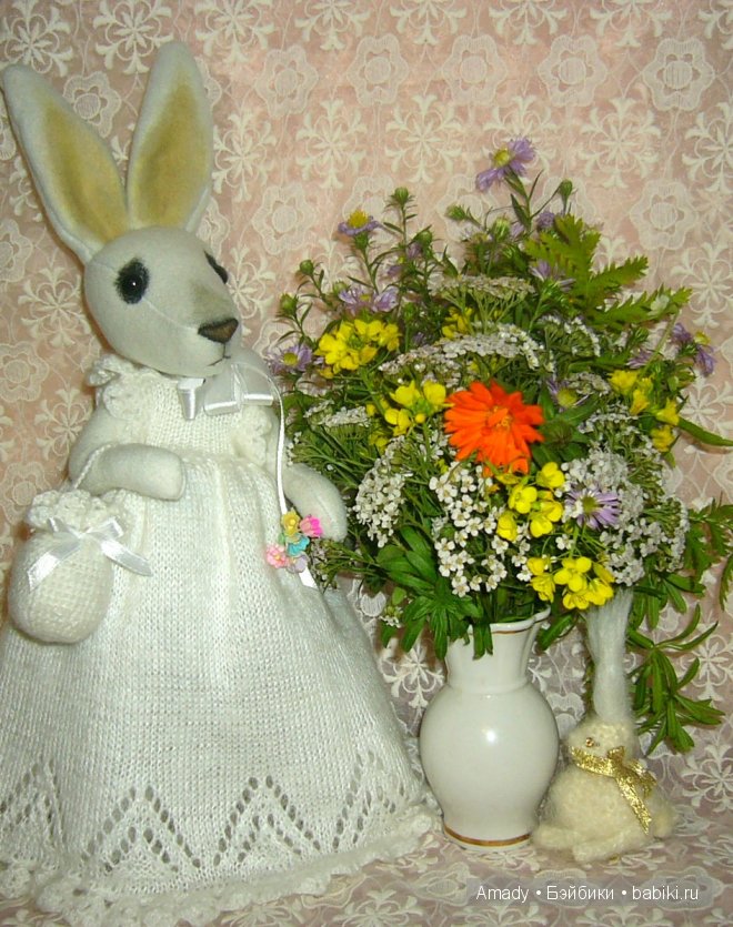 Милая и нежная зайка в гостях у куклы Адора