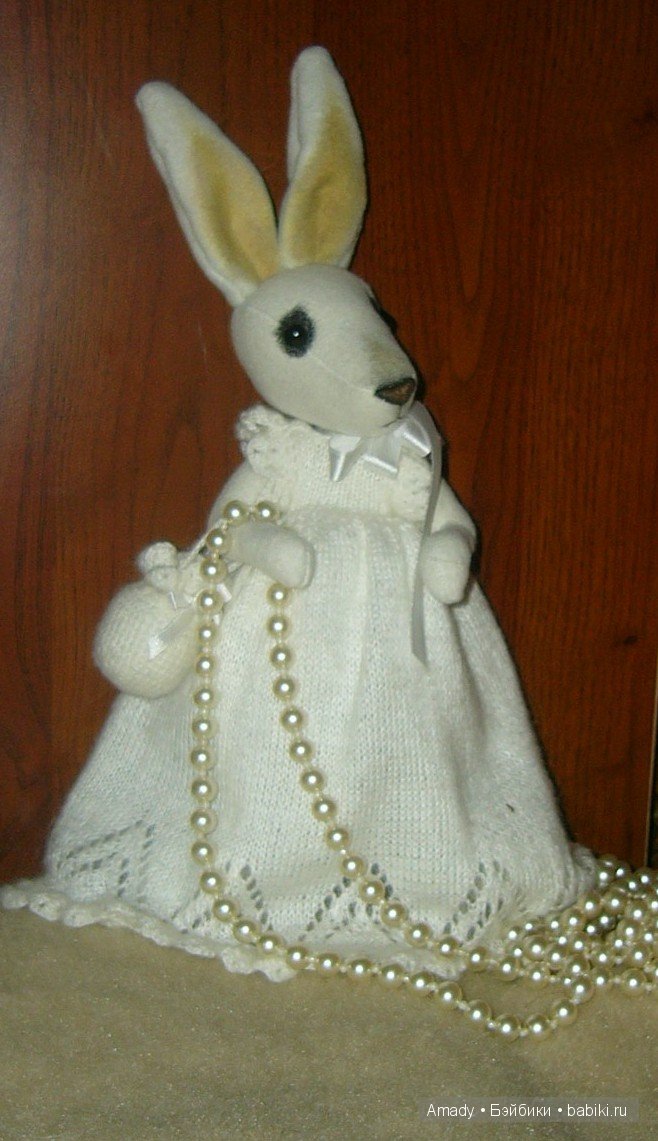 Милая и нежная зайка в гостях у куклы Адора