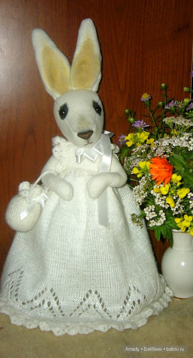 Милая и нежная зайка в гостях у куклы Адора