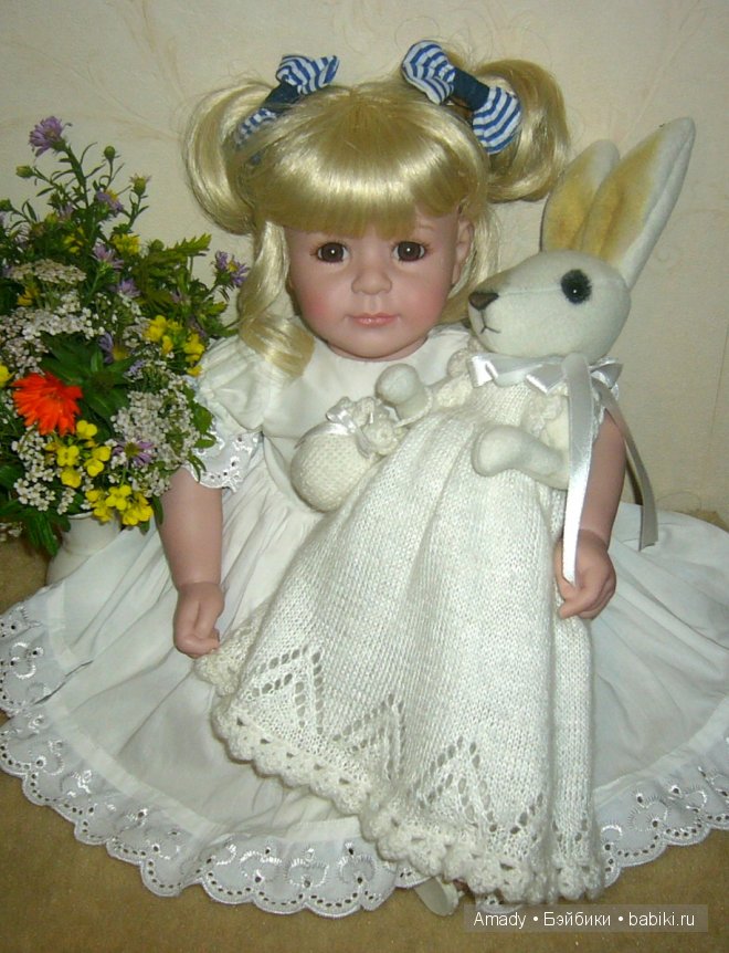 Милая и нежная зайка в гостях у куклы Адора