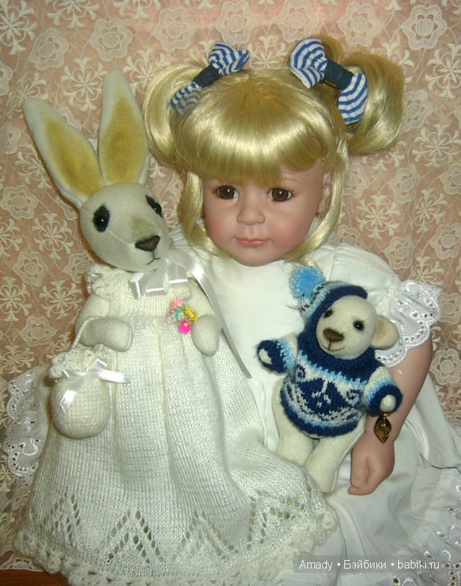 Милая и нежная зайка в гостях у куклы Адора