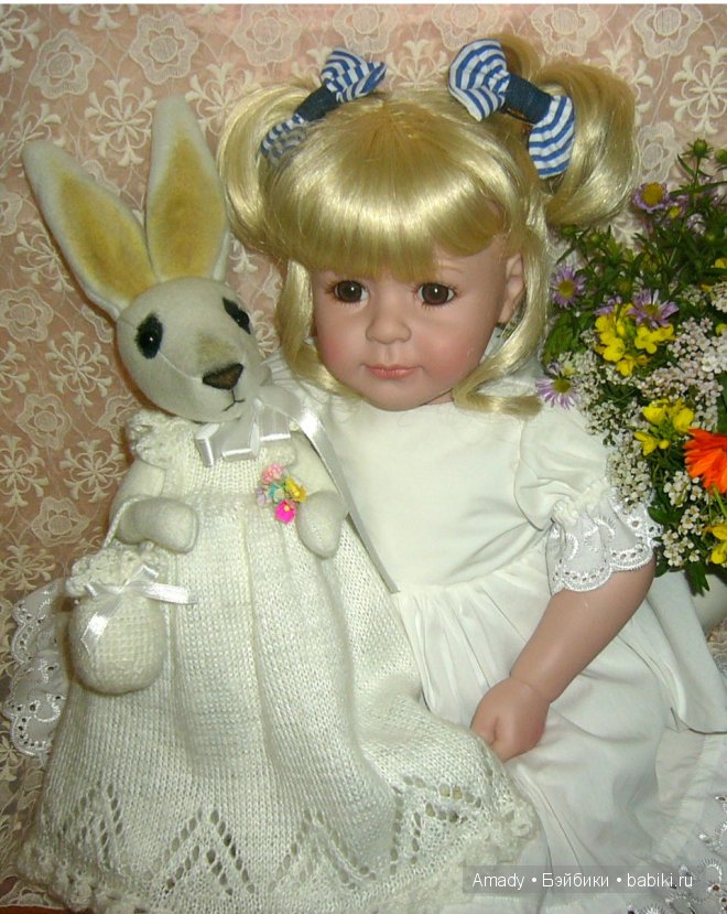 Милая и нежная зайка в гостях у куклы Адора