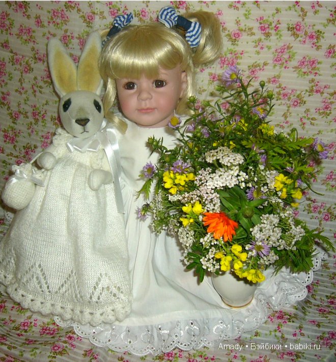 Милая и нежная зайка в гостях у куклы Адора