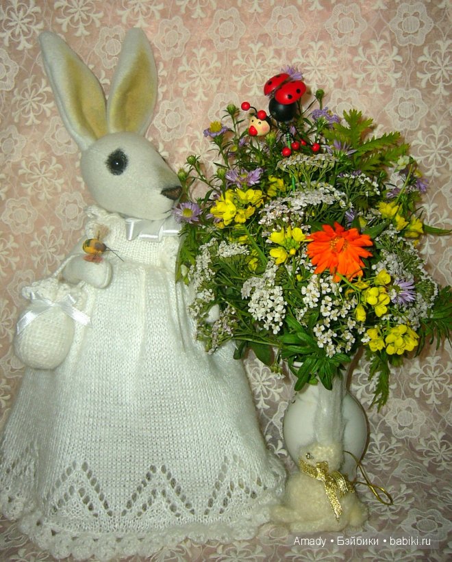 Милая и нежная зайка в гостях у куклы Адора