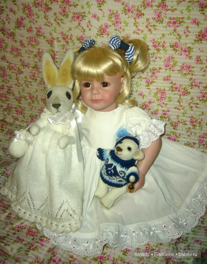 Милая и нежная зайка в гостях у куклы Адора