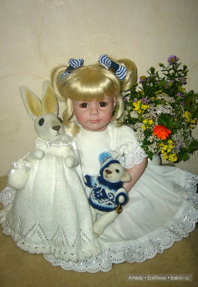 Милая и нежная зайка в гостях у куклы Адора