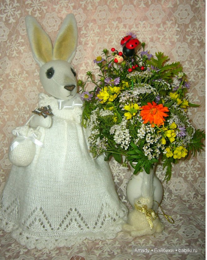 Милая и нежная зайка в гостях у куклы Адора