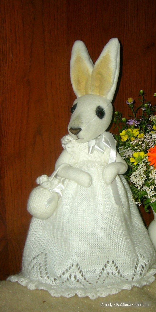 Милая и нежная зайка в гостях у куклы Адора