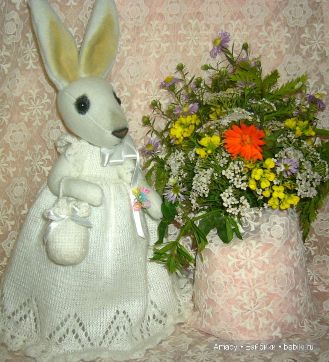 Милая и нежная зайка в гостях у куклы Адора (фото 8)