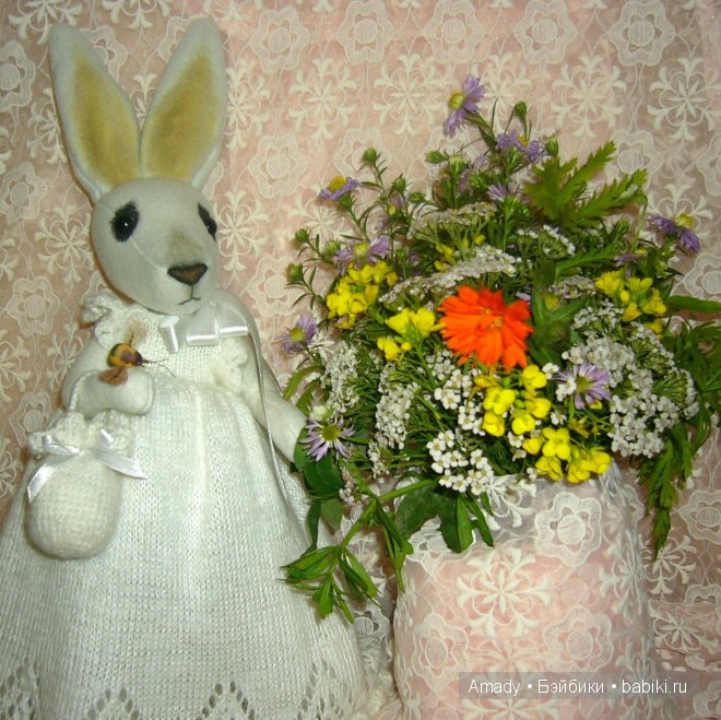 Милая и нежная зайка в гостях у куклы Адора (фото 6)