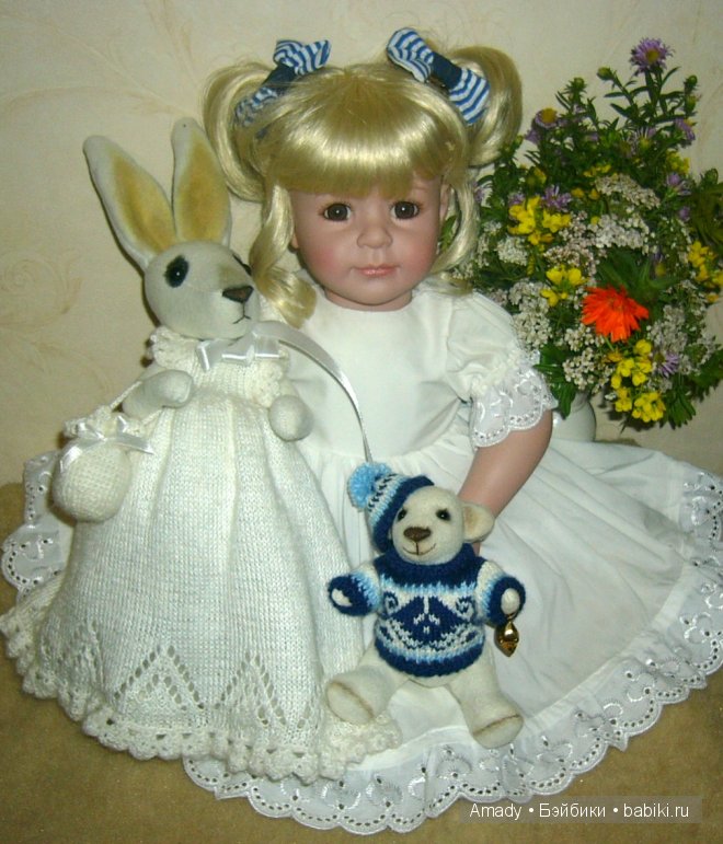 Милая и нежная зайка в гостях у куклы Адора