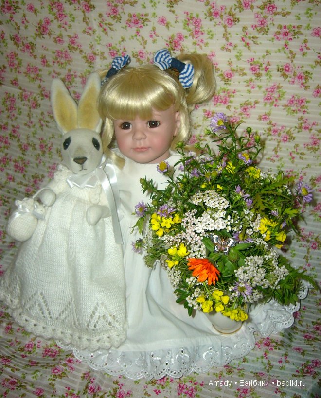 Милая и нежная зайка в гостях у куклы Адора