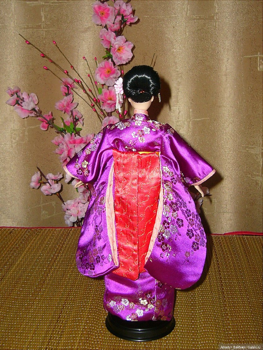 Азиатка Неко в наряде начинающей гейши майко