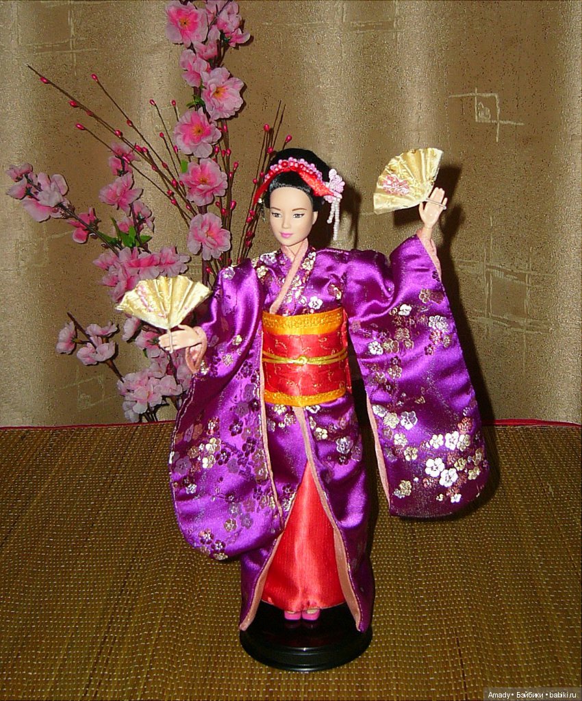 Азиатка Неко в наряде начинающей гейши майко