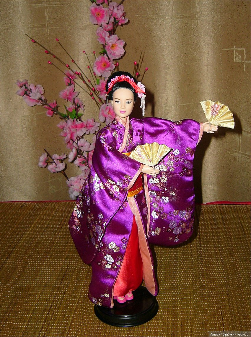 Азиатка Неко в наряде начинающей гейши майко