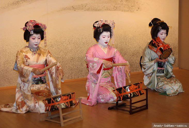 Азиатка Неко в наряде начинающей гейши майко