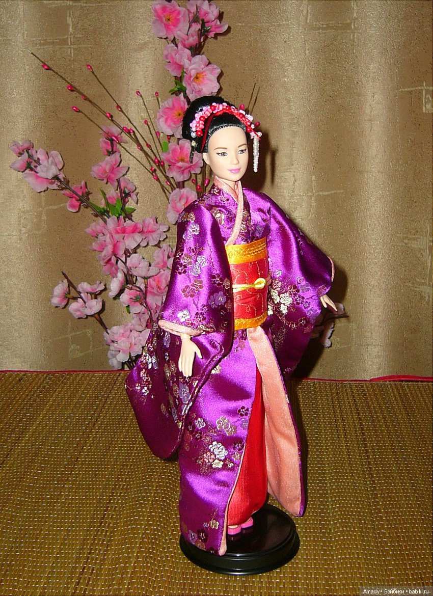 Азиатка Неко в наряде начинающей гейши майко