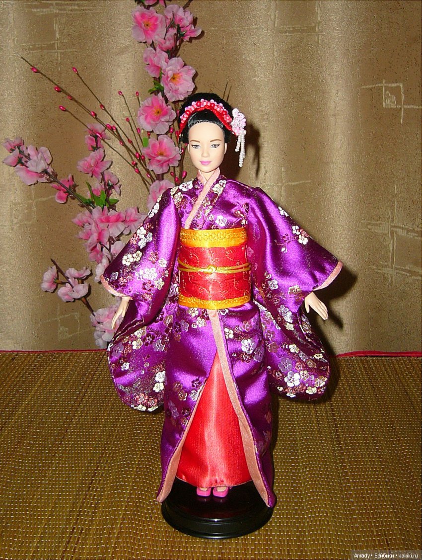 Азиатка Неко в наряде начинающей гейши майко