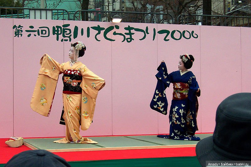 Азиатка Неко в наряде начинающей гейши майко (фото 8)