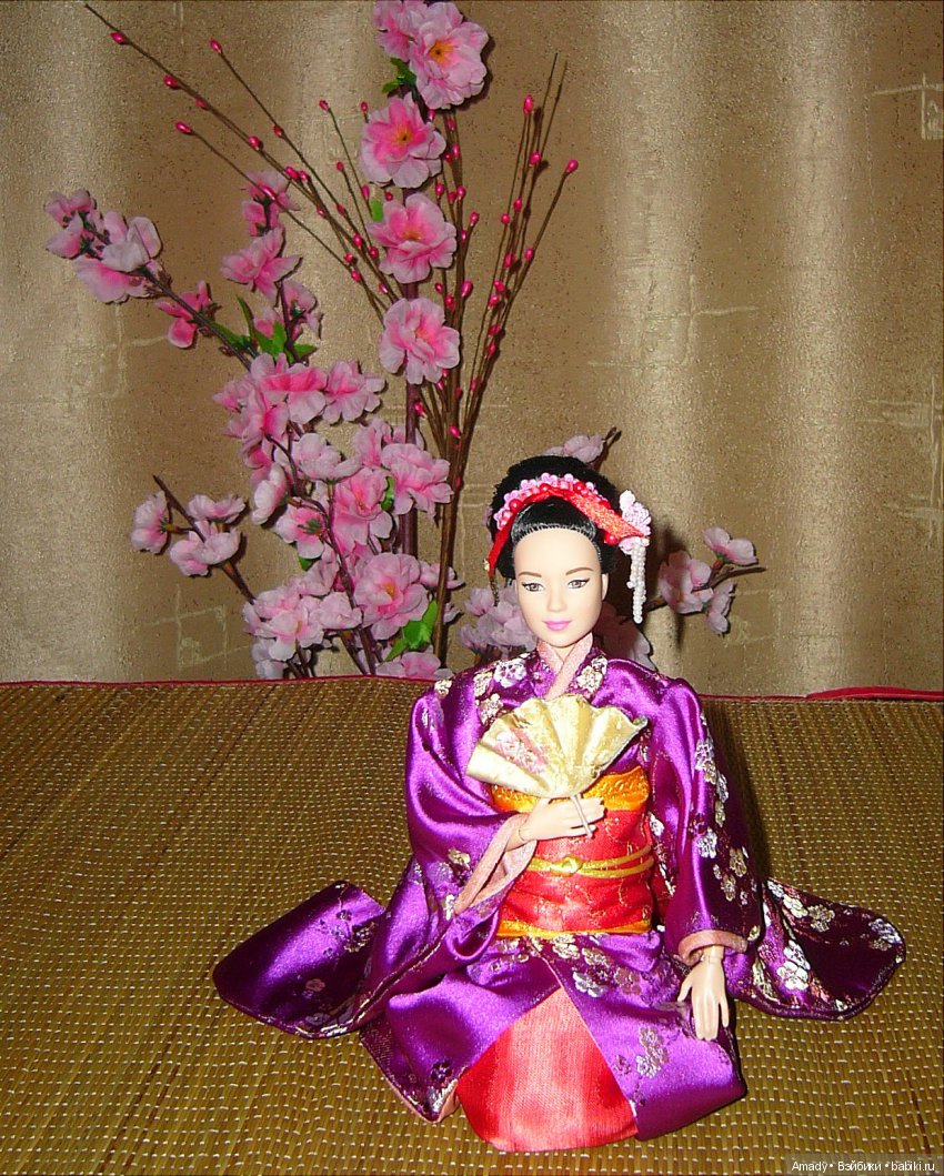 Азиатка Неко в наряде начинающей гейши майко