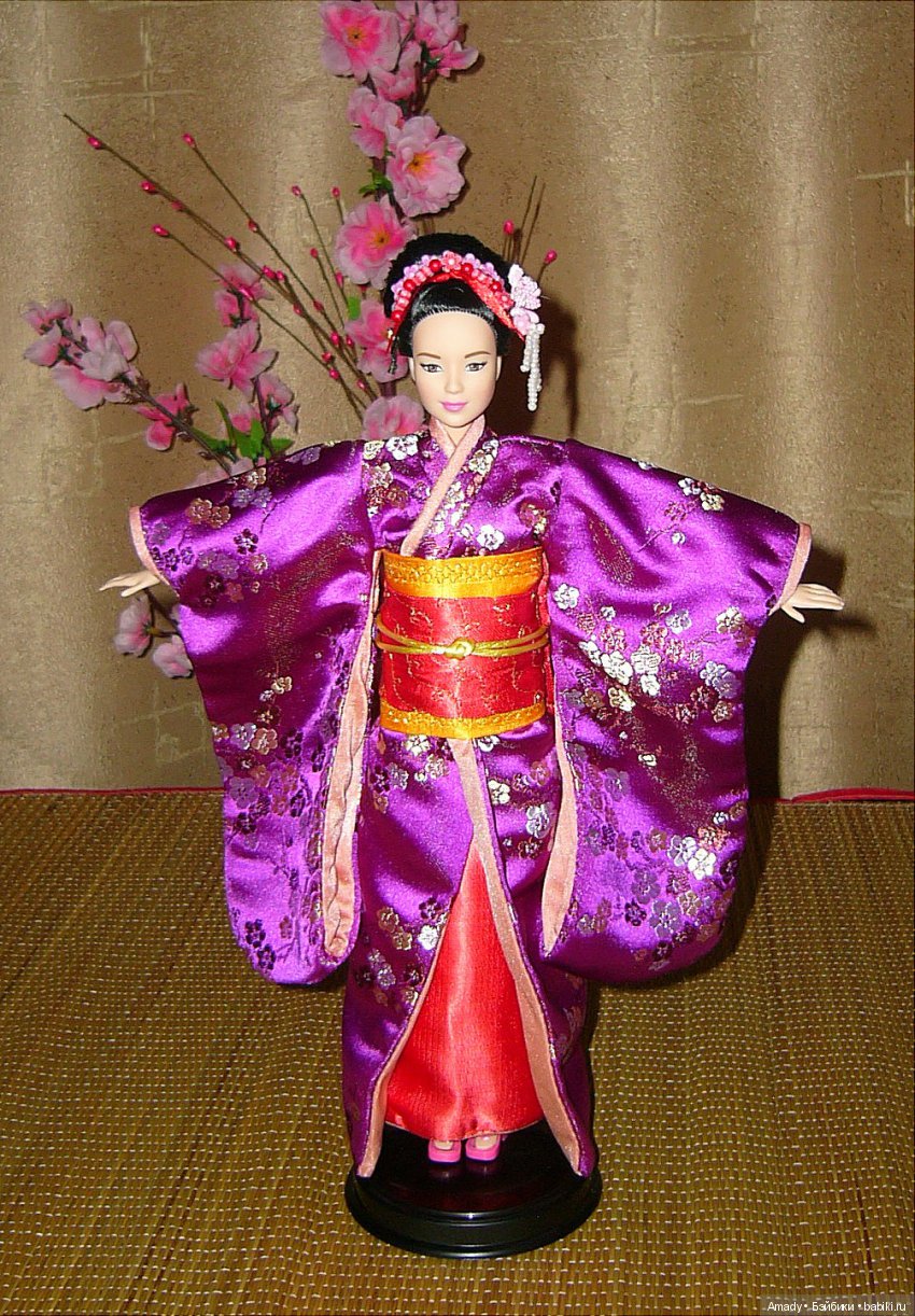 Азиатка Неко в наряде начинающей гейши майко