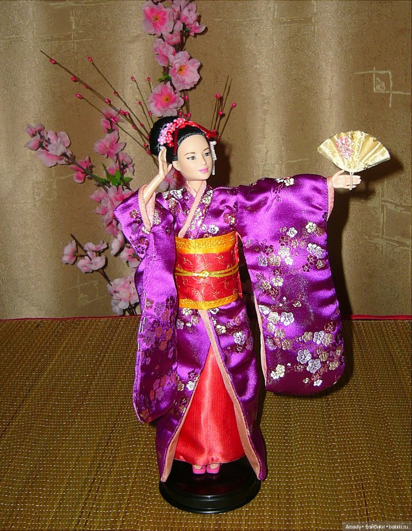 Азиатка Неко в наряде начинающей гейши майко