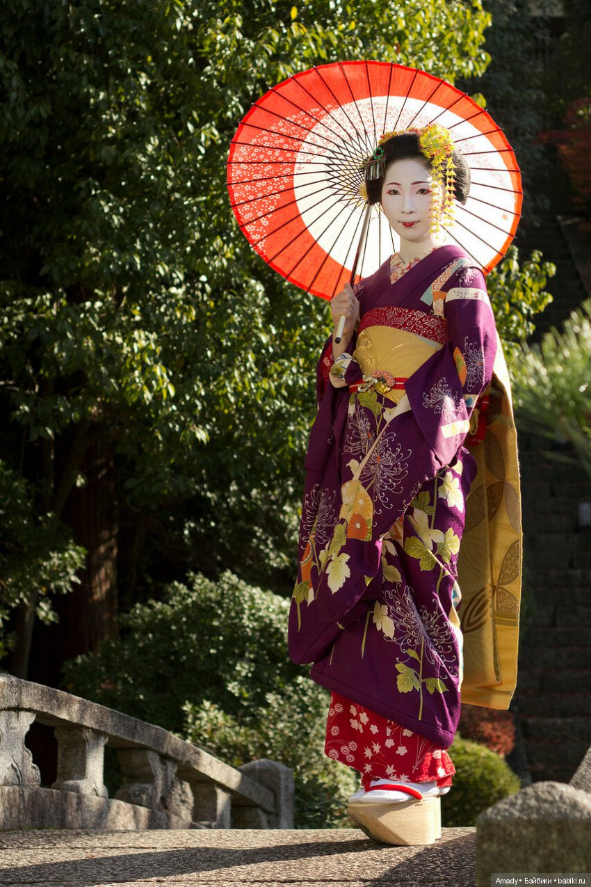 Азиатка Неко в наряде начинающей гейши майко (фото 2)