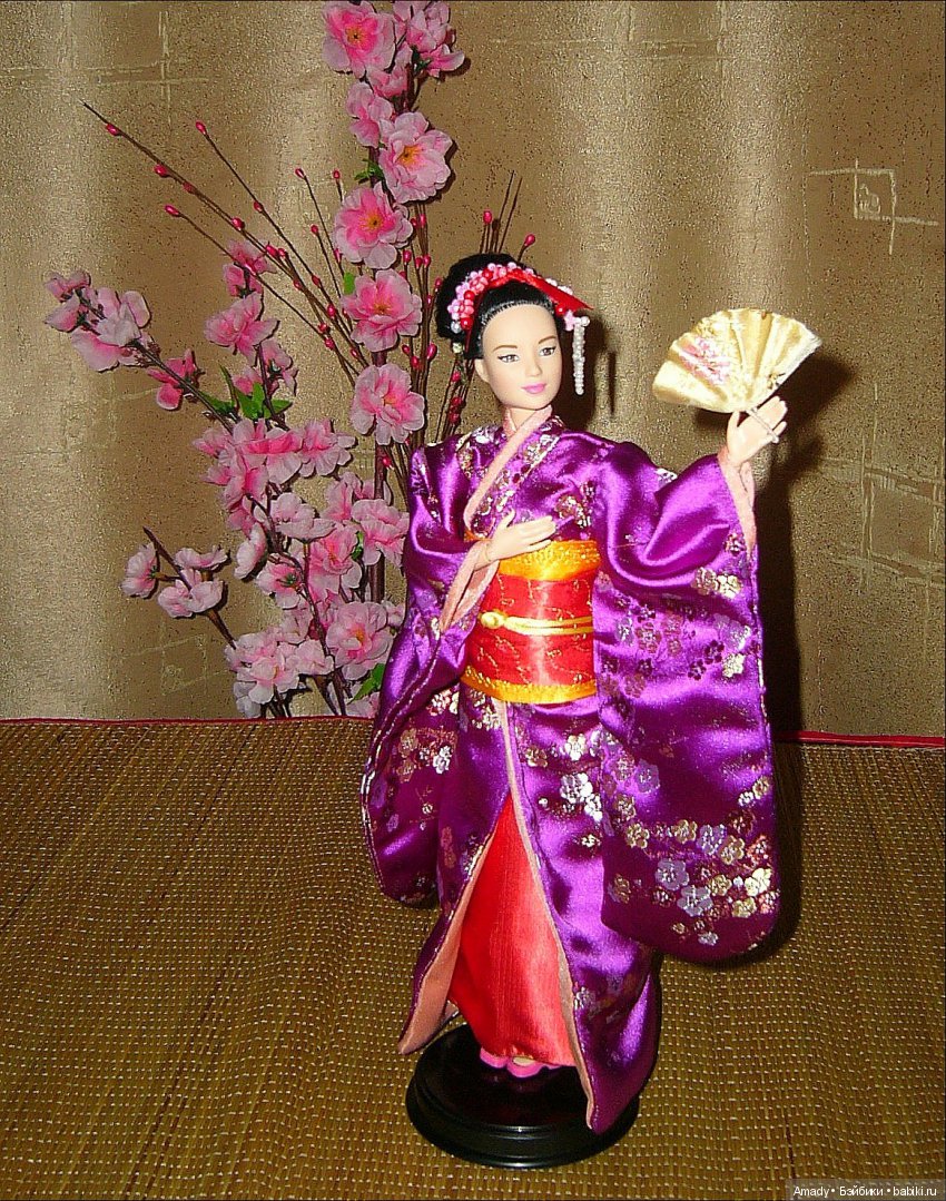 Азиатка Неко в наряде начинающей гейши майко