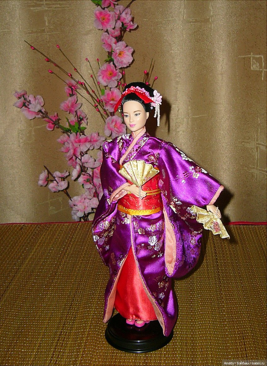 Азиатка Неко в наряде начинающей гейши майко