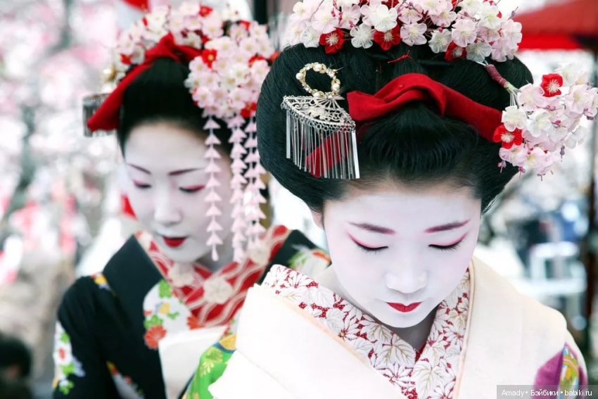 Азиатка Неко в наряде начинающей гейши майко