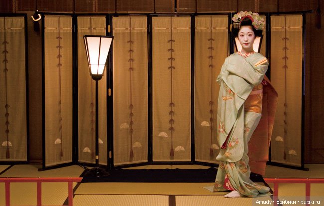 Азиатка Неко в наряде начинающей гейши майко (фото 9)