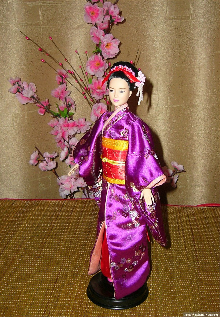 Азиатка Неко в наряде начинающей гейши майко