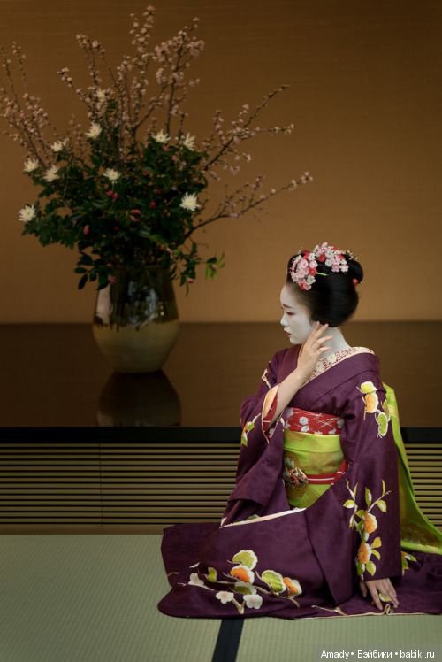 Азиатка Неко в наряде начинающей гейши майко (фото 7)