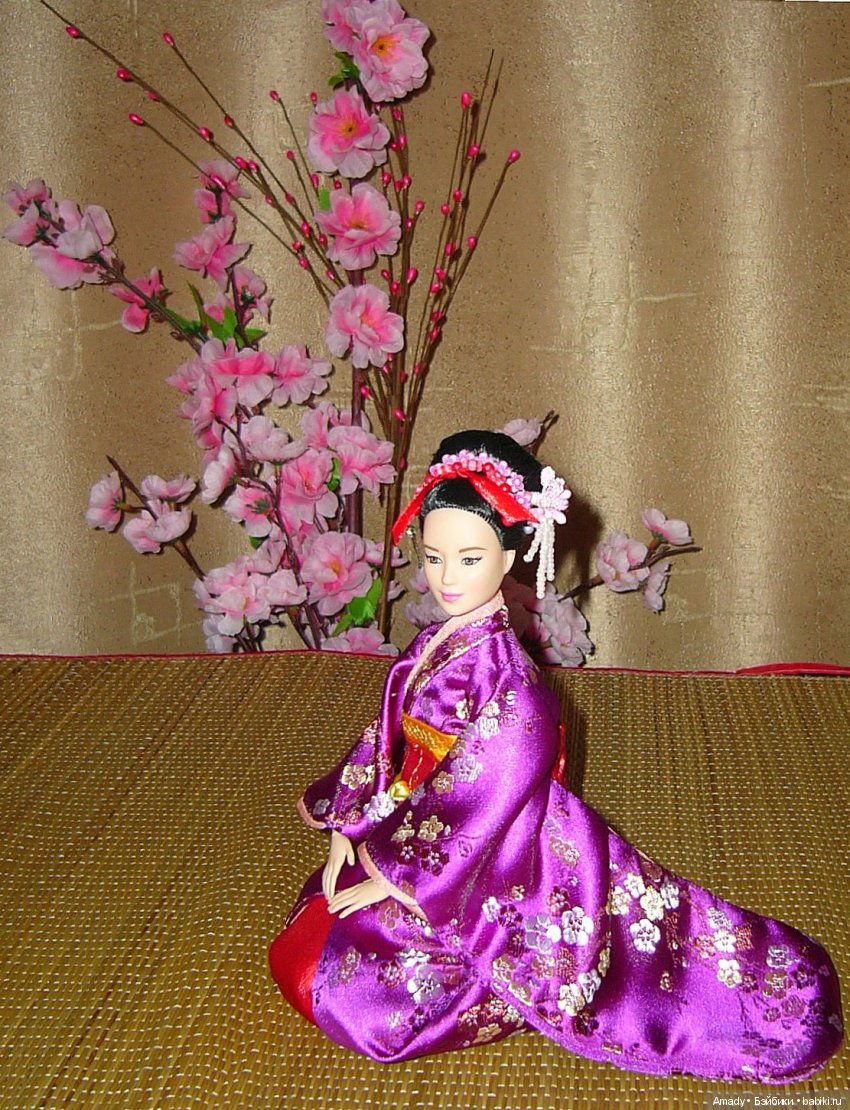 Азиатка Неко в наряде начинающей гейши майко