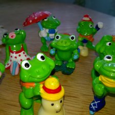 Лягушата из коллекции киндер-сюрприз