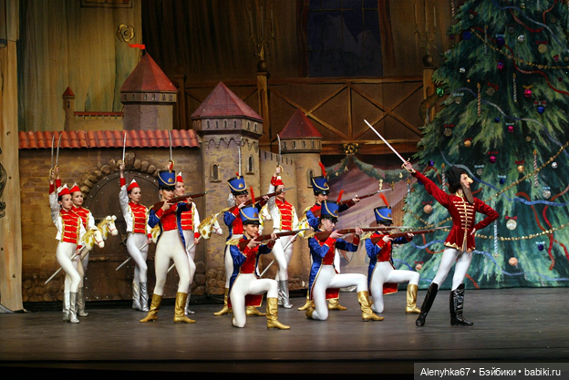 Новогодний парад Щелкунчиков (фото 5)